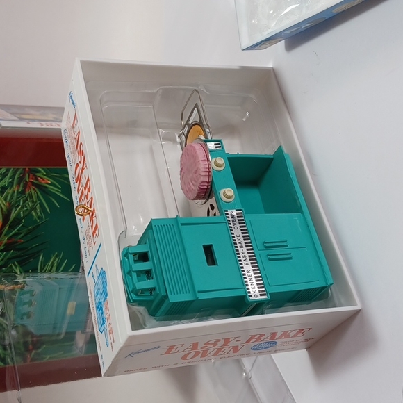 Carlton Cards Easy Bake Oven Ornament - Picture 9 of 11